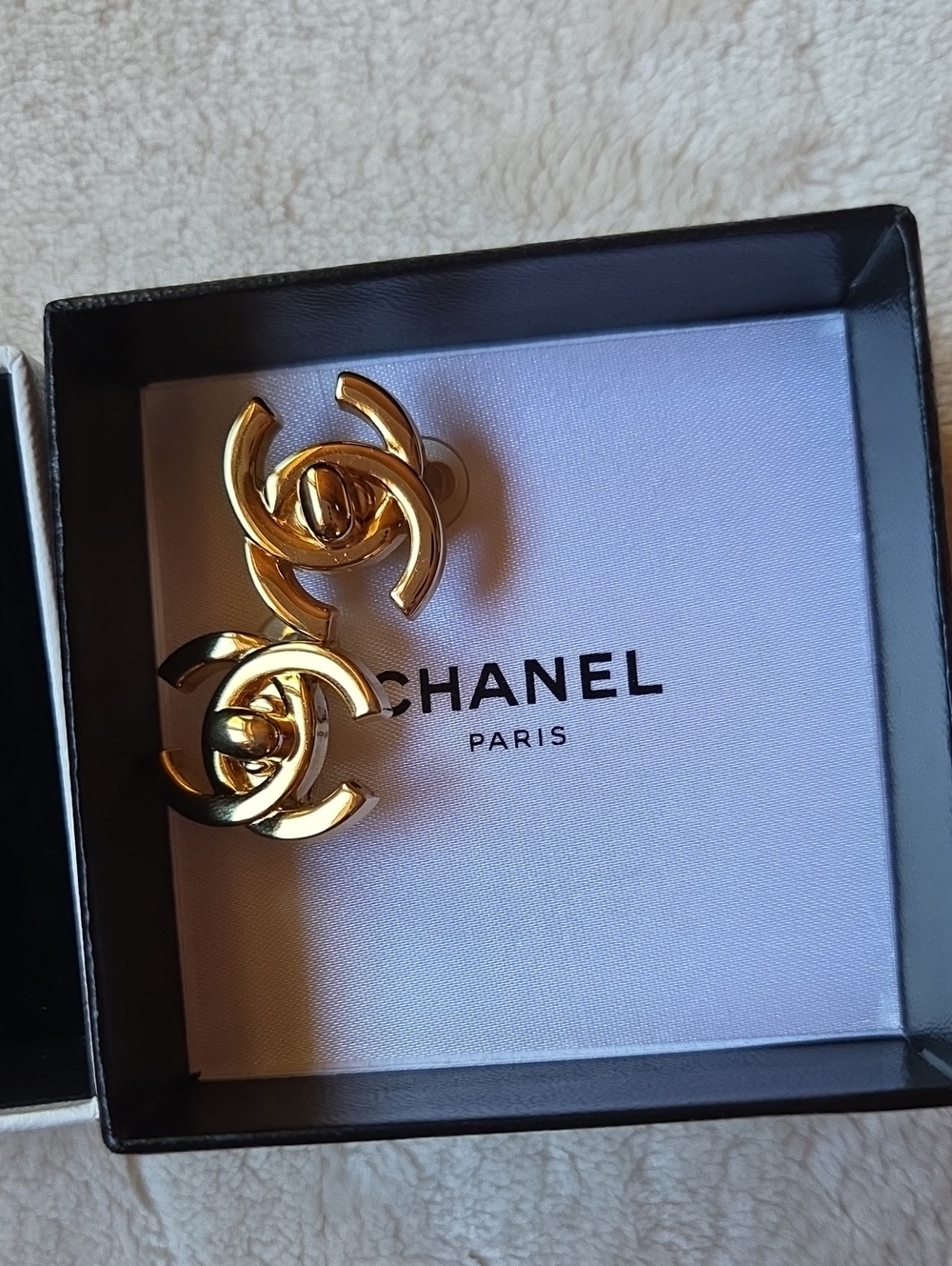 CHANEL Gold Interlocking CC Clip-On Earrings - Shiny Gold - Picture 8 of 8